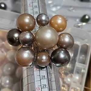 TR 6 A beautiful multicoloured  Tahitian pearl ring